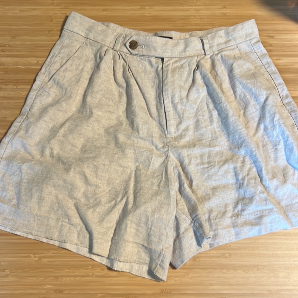Banana pleated linen shorts